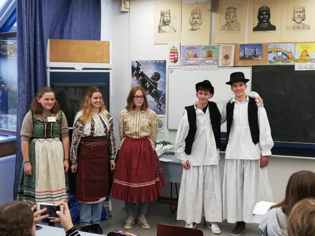 Traditionelle Kleidung Kulturkiosk Budapest 2022